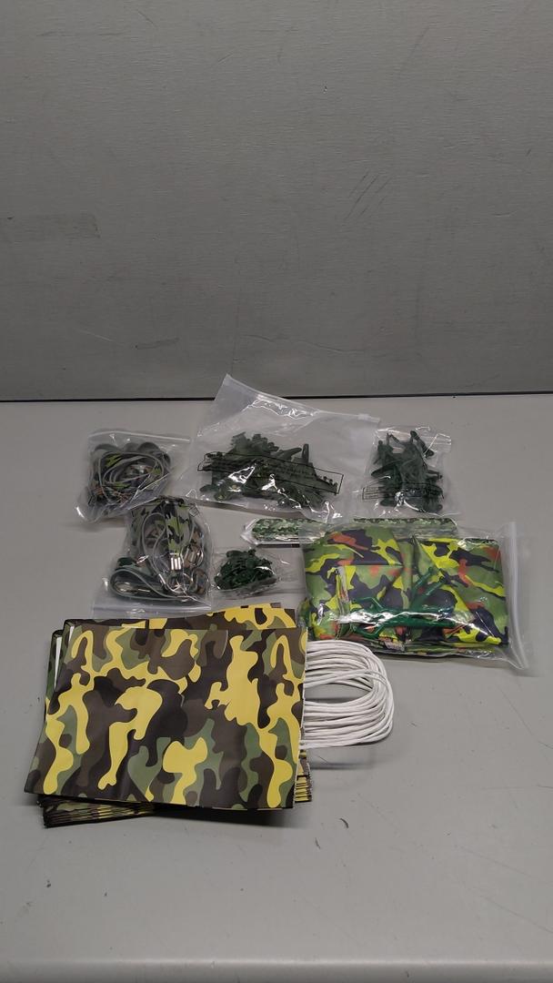 Blueweenly 166 Pieces Army Party Favors Includes Camouflage Keychain Wristband Parachute Tank Plane Military Soldier Toy Camo Bag for Boys Camo Military Birthday Party Supplies Decorations Fillers
