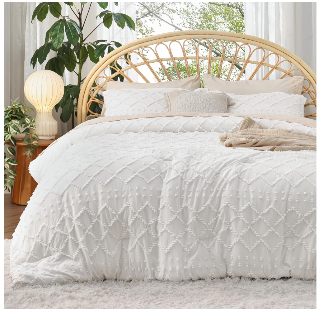 Bedsure Queen Comforter Set - White Comforter, Boho Tufted Bedding Comforter Set for Kids, 3 Pieces Farmhouse-Style Bed Set for All Seasons, Fluffy Soft Bedding Set with 2 Pillow Shams