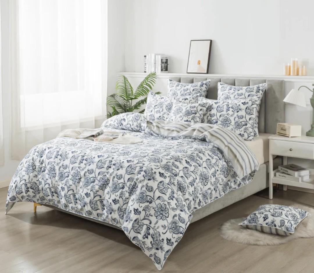 Duvet Cover and 2  Pillowcases — "Bohemian Damask and Paisley", Size Queen