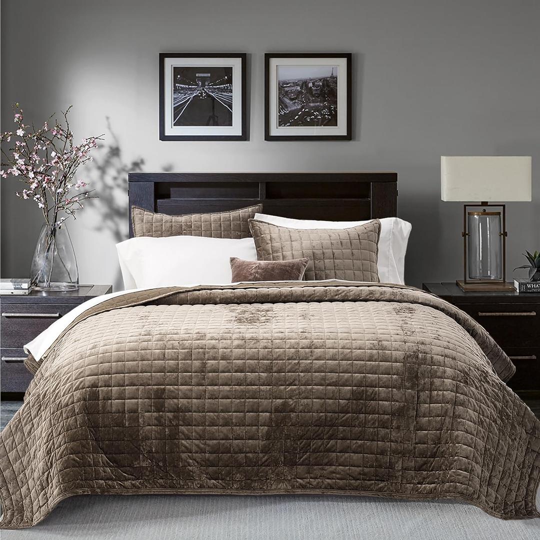 RECYCO Luxury Velvet Quilt Set King Size Bedding Sets, Ultra Soft Velvet Comforter Set, Lightweight Channel Box Stitch Oversized Bedspread Coverlet for All Season, with 2 Shams, Mocha Brown