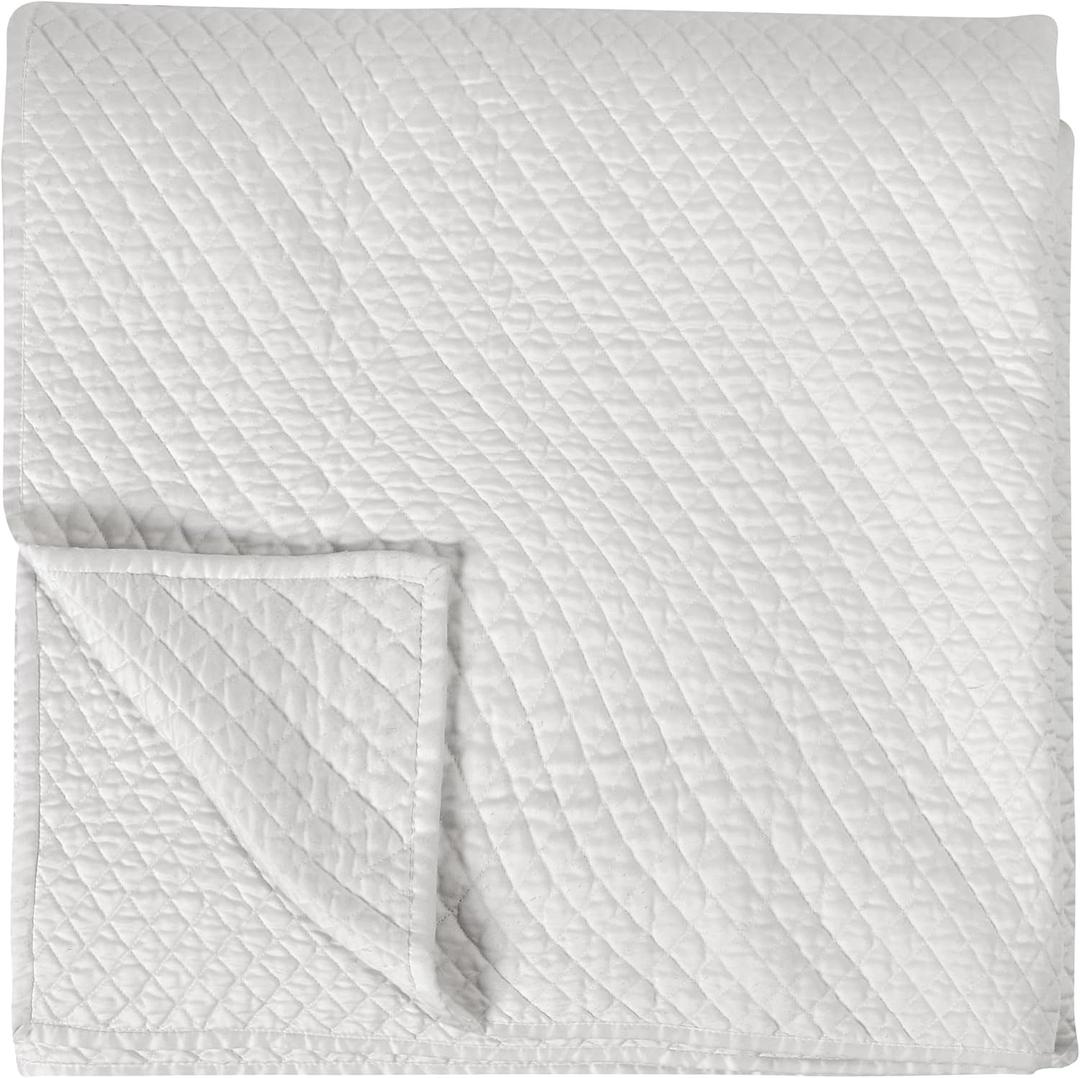 Universal Lighting and Decor Kosas Home Winthrop 98x110 Matte Poly Sateen Fabric King Quilt in White Finish