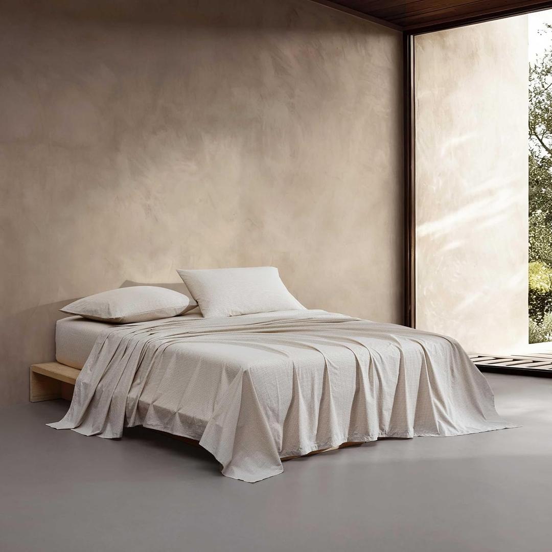 Calvin Klein - Queen Sheet Set with Fitted Sheet & Pillowcases