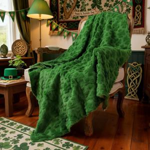 Hahafelt St. Patrick's Day Throw Blanket 50 x 60 Inch Irish Green Shamrock Blanket Velvet Faux Rabbit Fur Soft Lightweight for Home Living Room Couch Sof Bedding St. Patrick's Day Decor