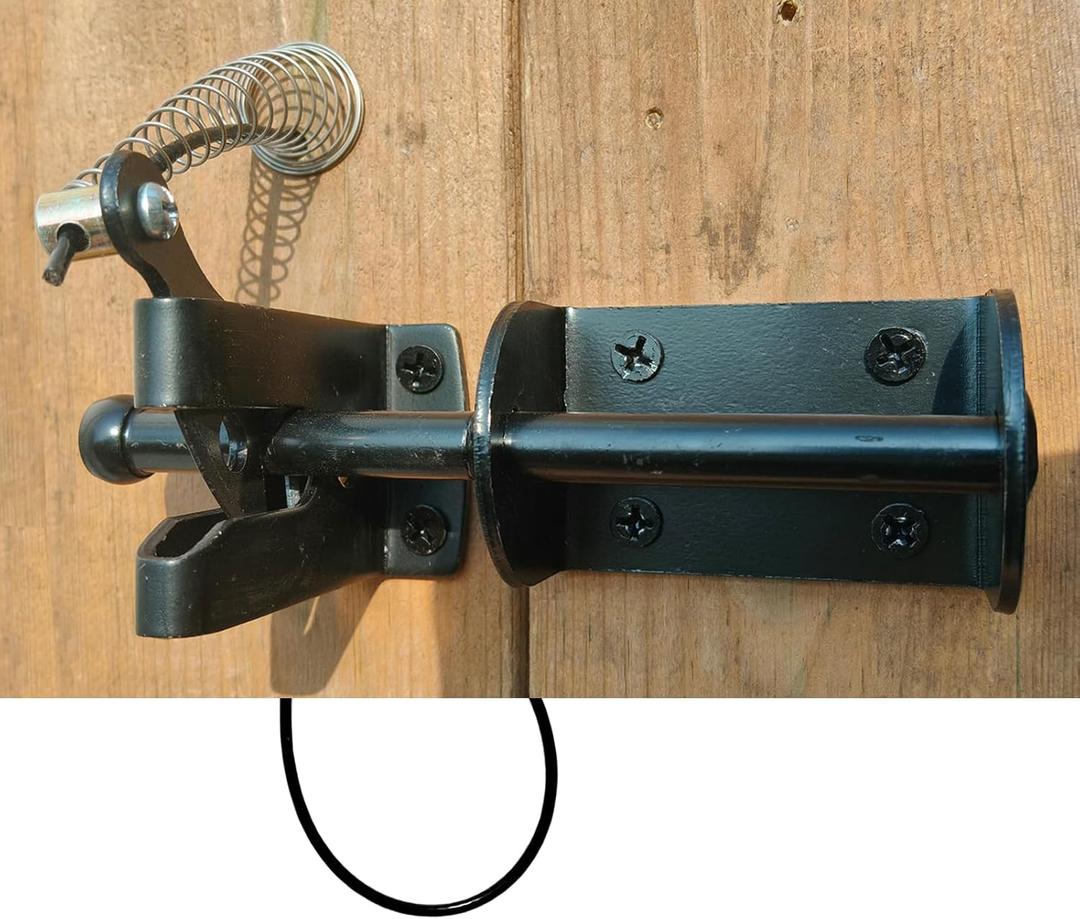 Door Latch - Self-Locking Gate Latch for Outdoor Fence, Black Steel Automatic Gravity Lever Lock with Fasteners, Gate Latch for Wooden Fence, Versatile Gate Latches with Spring & Cable Pull String