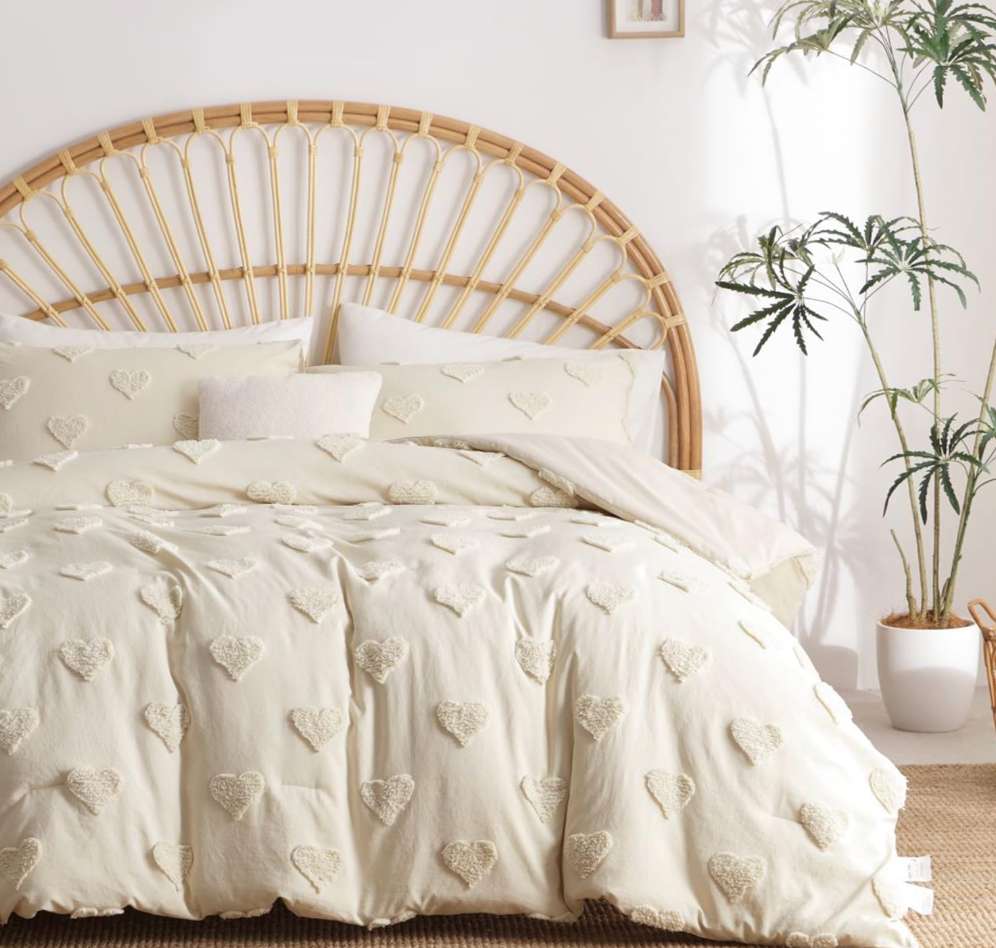 Bildenly Tufted Comforter Set Queen Size Beige Heart Tufted Comforter Boho Hearts Tufted Bed Set 3 Pieces Shabby Chic Embroidery Soft Jacquard Bedding for All Seasons with 2 Pillowshams