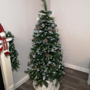 6Ft Christmas Tree With Snow