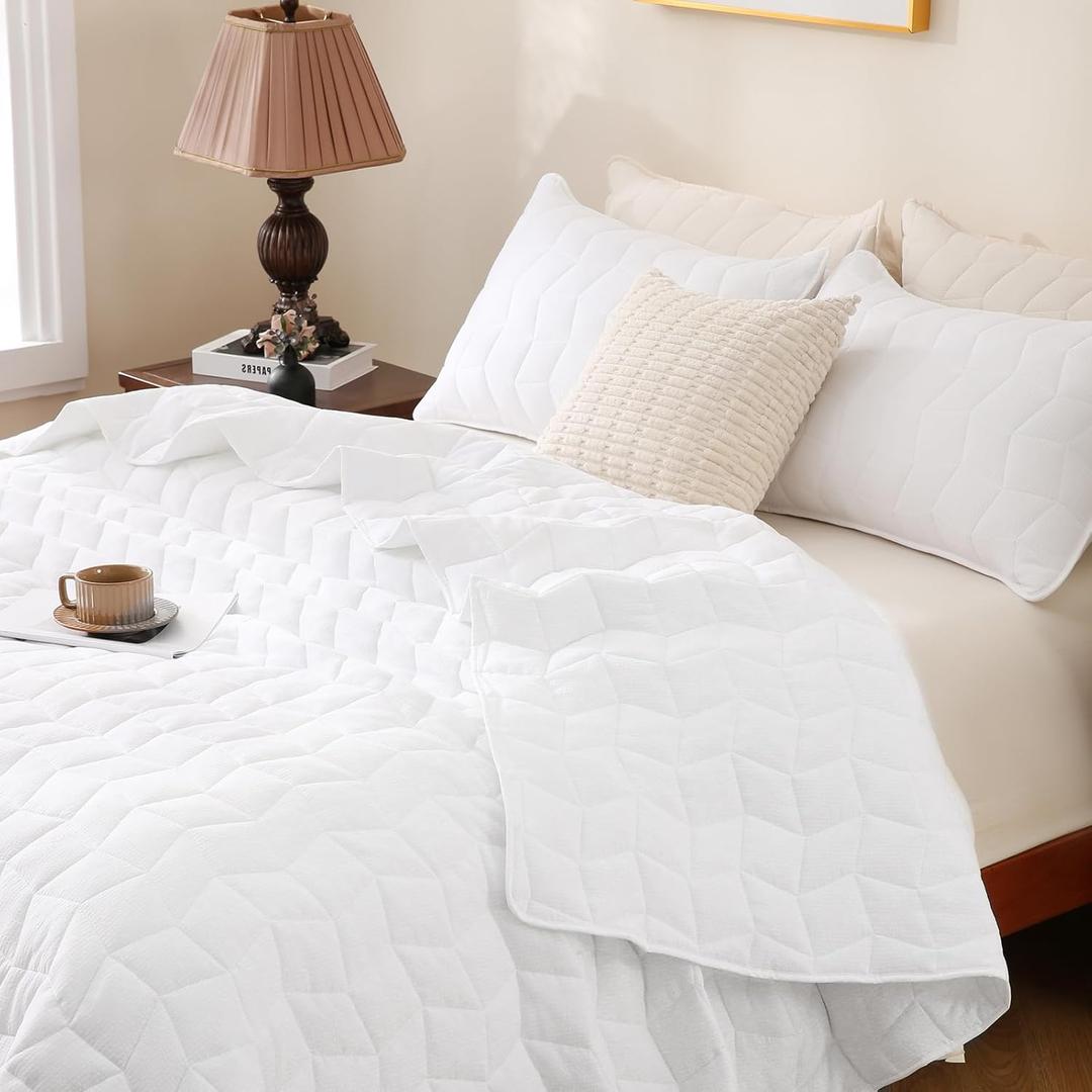 Seersucker Quilt Set King Size - White Bedspread Oversized Lightweight, Soft Quilted Bed Spread Coverlets, Breathable Quilts Bedding Set for All Seasons, 3 Pieces, 1 Quilt and 2 Pillow Shams