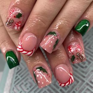 24Pcs Christmas Short Press on Nails Stripe French Tip Fake Nails Holly Green Crutch False Nails Xmas Gingerbread Man Winter Stick on Nails Christmas Glue on Nail for Women Holiday Manicure Kit