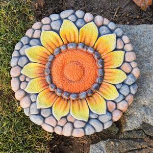 Sunflower Stepping Stones Outdoor Garden - Garden Stepping Stones Pavers for Outside Walkway Garden Stones Garden Stepping Stones Outdoor Decorative Stone for Garden 10 * 10 * 0.75 Inch