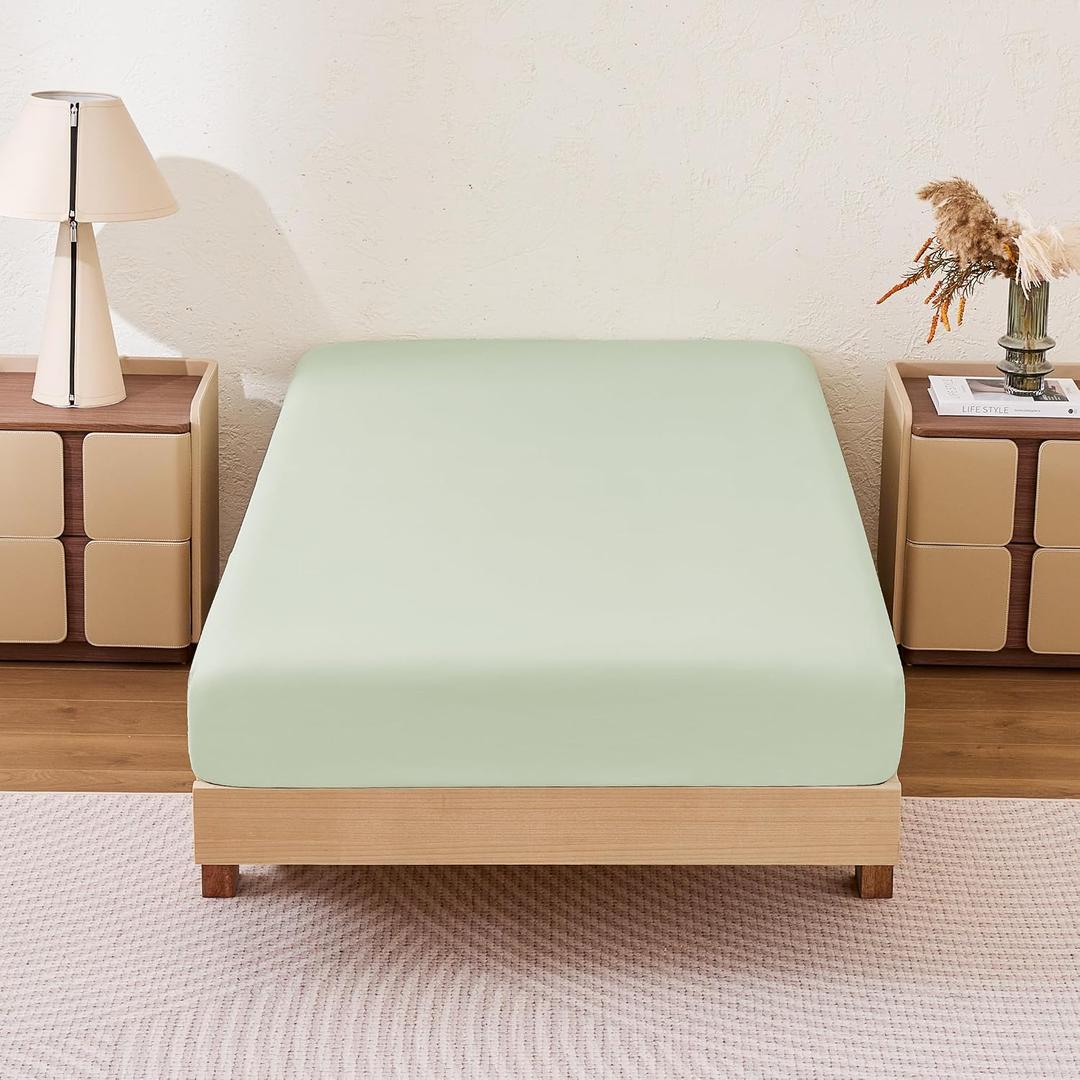 Amazon Basics Soft Fitted Sheet, Lightweight Bottom Sheet, 14-Inch Deep Pocket, Durable and Long Lasting, Easy Care, King, Aloe Green, Pack of 2