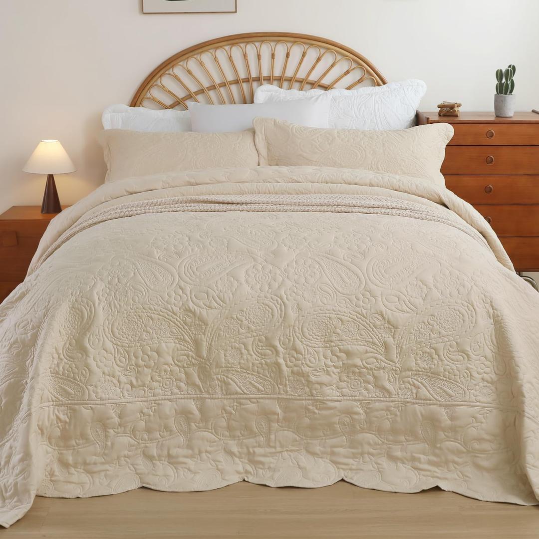 EVENHUG Oversized King Quilt California King Size Lightweight Bedding Set Reversible Bedspread Coverlets for All Seasons 3 Piece (Beige 120"x128")