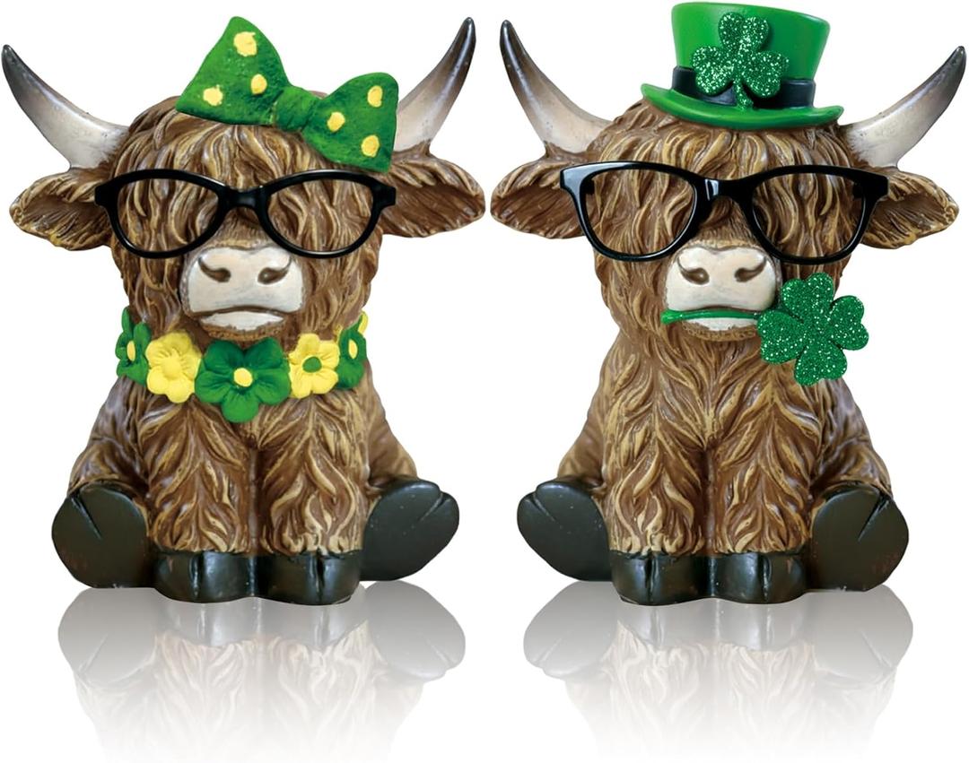 2 Pack St Patrick's Day Highland Cow Figurines Irish Shamrocks Gnomes Resin Leprechaun Green Highland Cow Statue Scottish Calf Lovers Gifts Table Decor for Home Office Garden Kitchen
