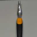 Fiskars Ergo Weeder Tool for Weeding, Heavy Duty Gardening Hand Tool with Ergonomic Handle and Hanging Hole for Storage, Remove Weeds and Roots like Dandelions and Thistles