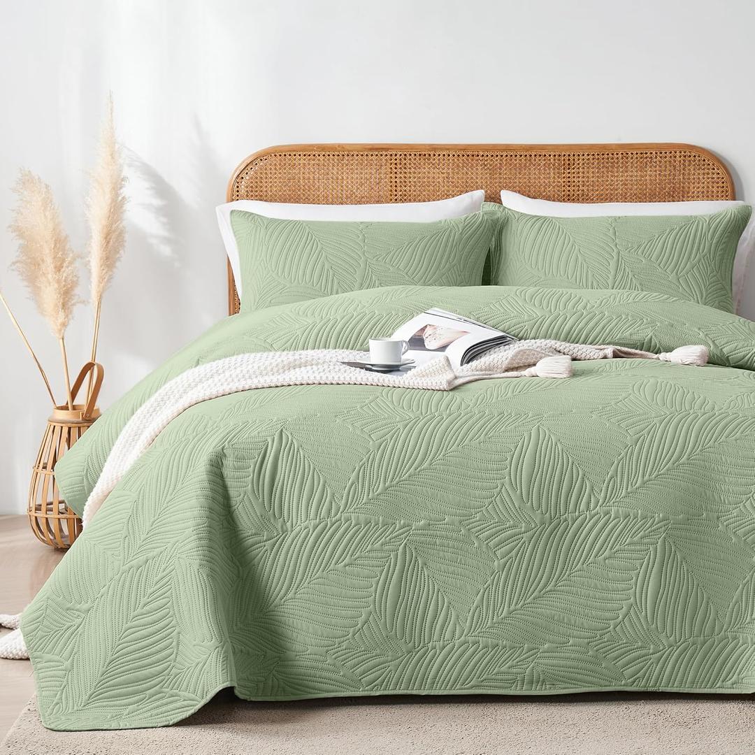 OARAGE King Quilt Bedding Set Lightweight Soft Sage Green Bedspread Coverlet with Leaf Pattern,Ultrasonic Microfiber Bed Cover Set for All Season 3 Pieces (1 Quilt, 2 Shams) (King/Cal king(96"x 110")