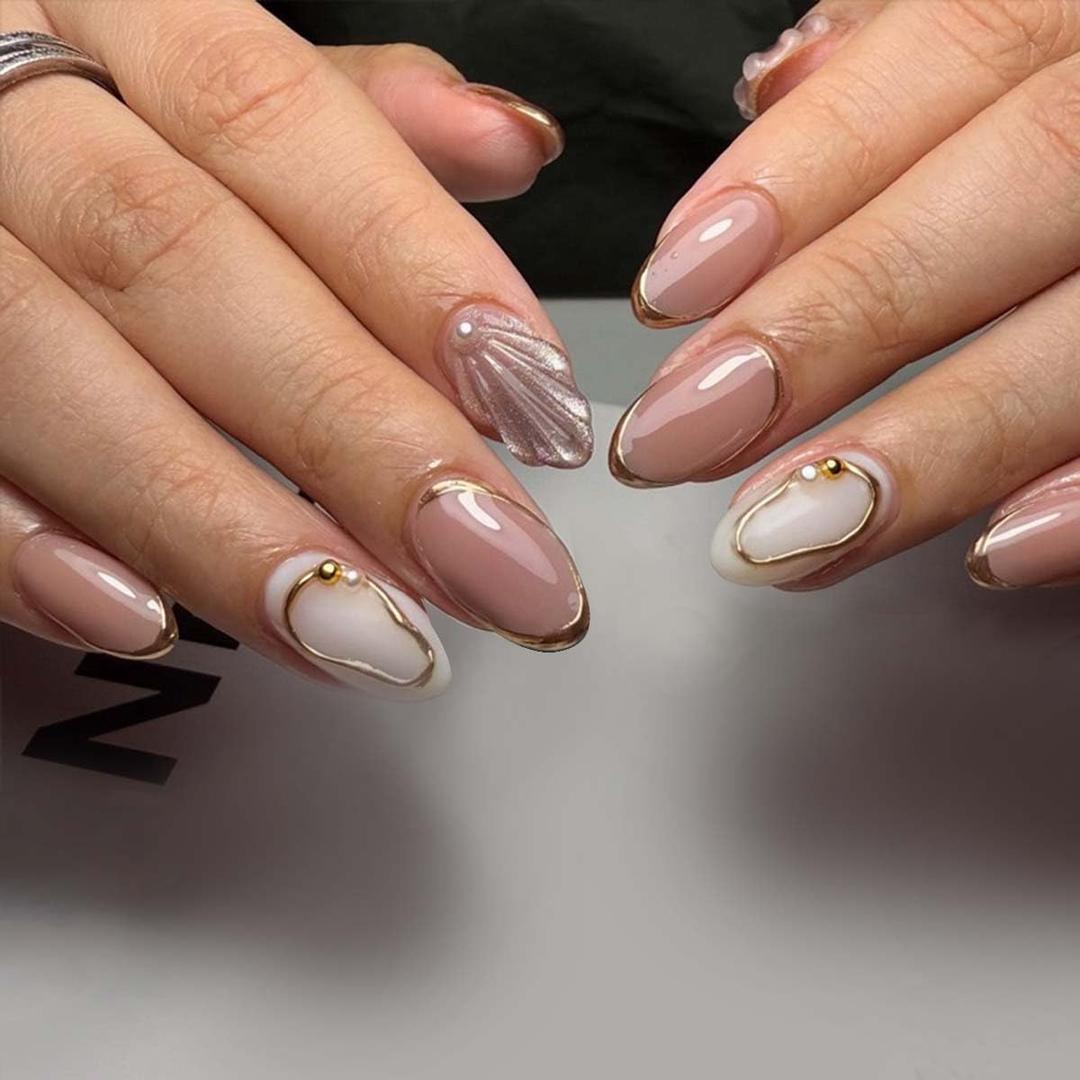 Short Press on Nails Almond Fake Nails French Tip False Nails with 3D Seashell Gold Line Design Glue on Nail Glossy Acrylic Artificial Nail Full Cover Stick on Nails for Women 24Pcs