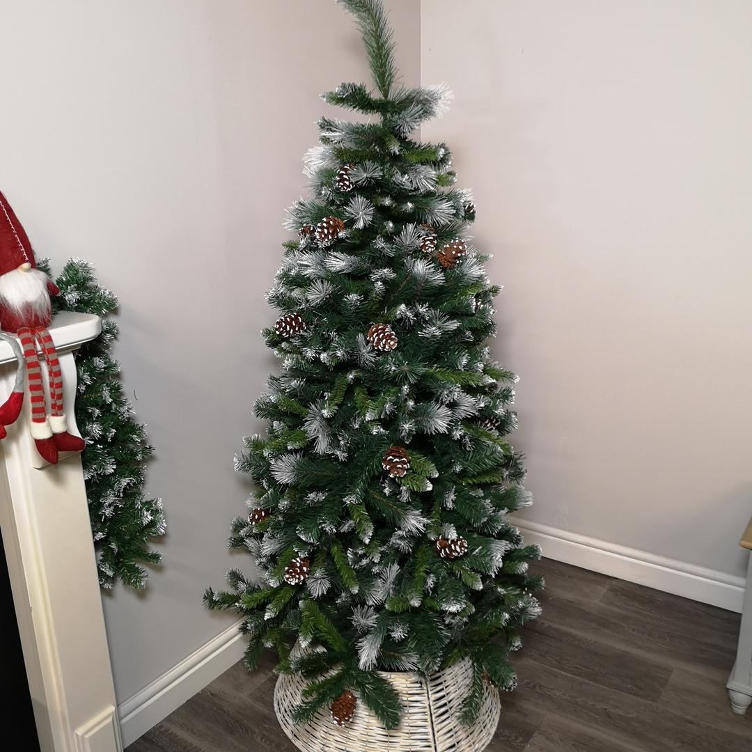 6Ft Christmas Tree With Snow