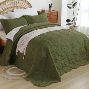 EVENHUG Oversized King Quilt California King Size Lightweight Bedding Set Reversible Bedspread Coverlets for All Seasons 3 Piece (Olive Green 120"x120")
