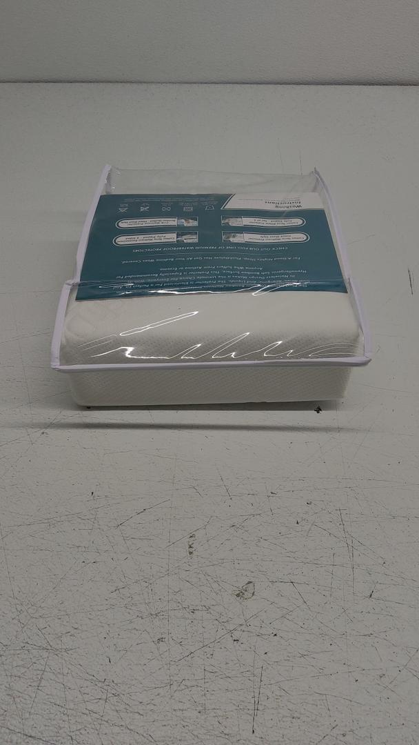PlushDeluxe Bamboo Mattress Protector Queen