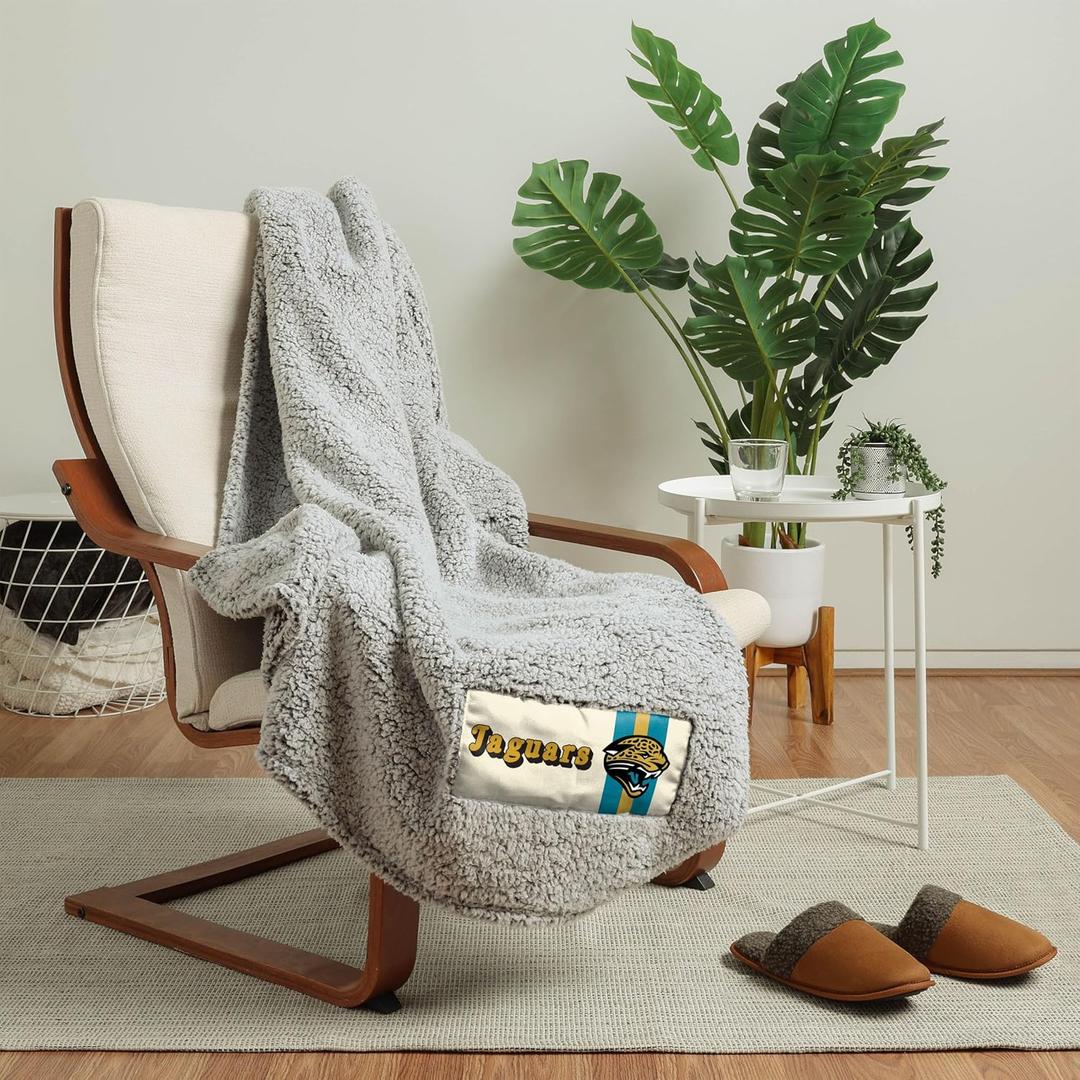 FOCO NFL Unisex-Adult NFL Team Logo Retro Cloud Sherpa Blanket 60" x 70"