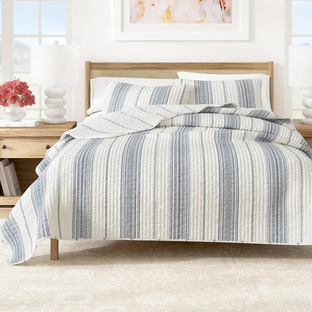 Great Bay Home King Reversible Quilt Bedding Set - All Season, Modern, Lightweight Bedspreads - White and Navy Striped Coverlets (Includes 1 Quilt, 2 Pillow Shams)