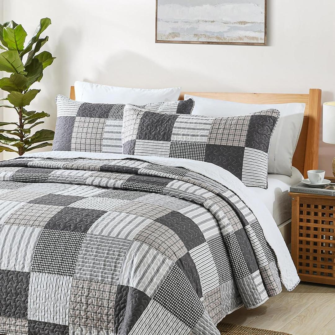 HIARUO Quilt Set King Size, 3 Pieces Bedspread Coverlet Plaid Patchwork Quilt Farmhouse King Size Comforter Set Lightweight Bedding with 2 Pillow Covers Shams for All Season Gray Brown White (King (90"x104"))