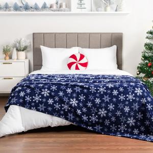 PAVILIA Christmas Throw Blanket | Navy Snowflake Christmas Fleece Blanket | Soft, Plush, Warm Winter Cabin Throw, Twin 60x80 (Navy/White Snowflake)