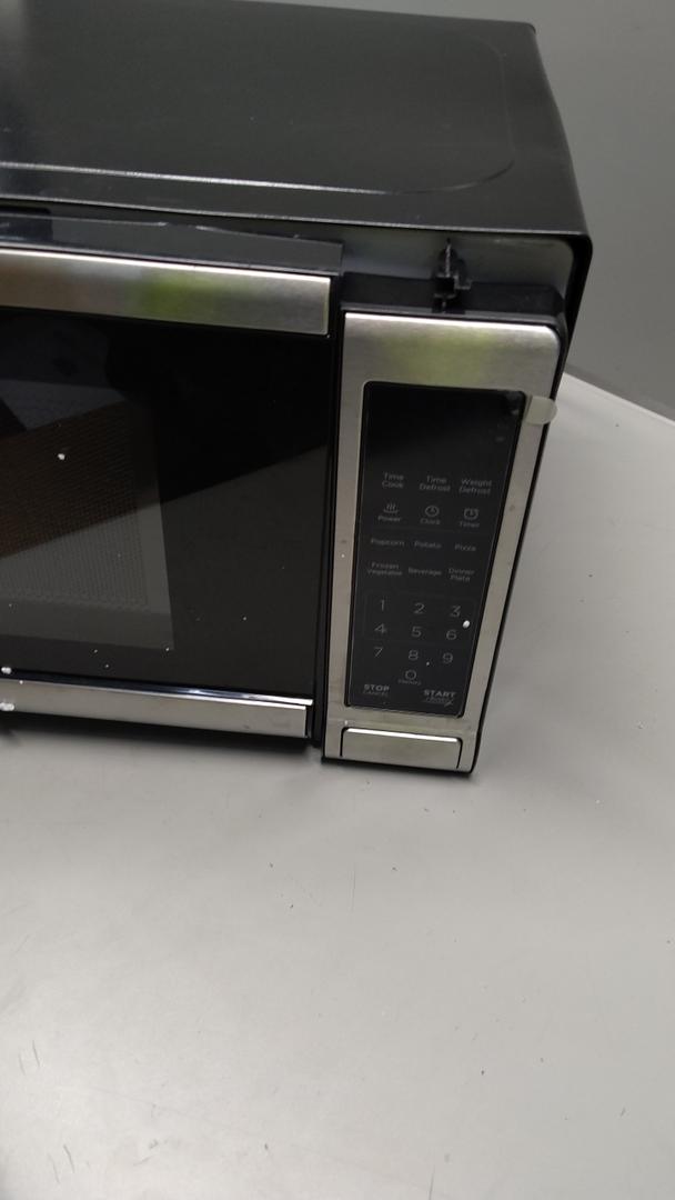 BLACK+DECKER EM720CB7 Digital Microwave Oven with Turntable Push-Button Door, Child Safety Lock, 700W, Stainless Steel, 0.7 Cu.ft