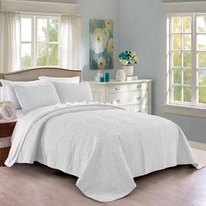 Pure Bedding Quilt Set King/California King Size White - Oversized Bedspread - Soft Microfiber Lightweight Coverlet for All Season - 3 Piece Includes 1 Quilt and 2 Shams, Geometric Pattern