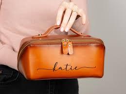 Personalized Makeup Bag for Women - Customized Large Travel Cosmetic Bag with Initial and Name - Premium PU Leather Toiletry Bag with Compartments and Handle for Travel Essentials & Gifts