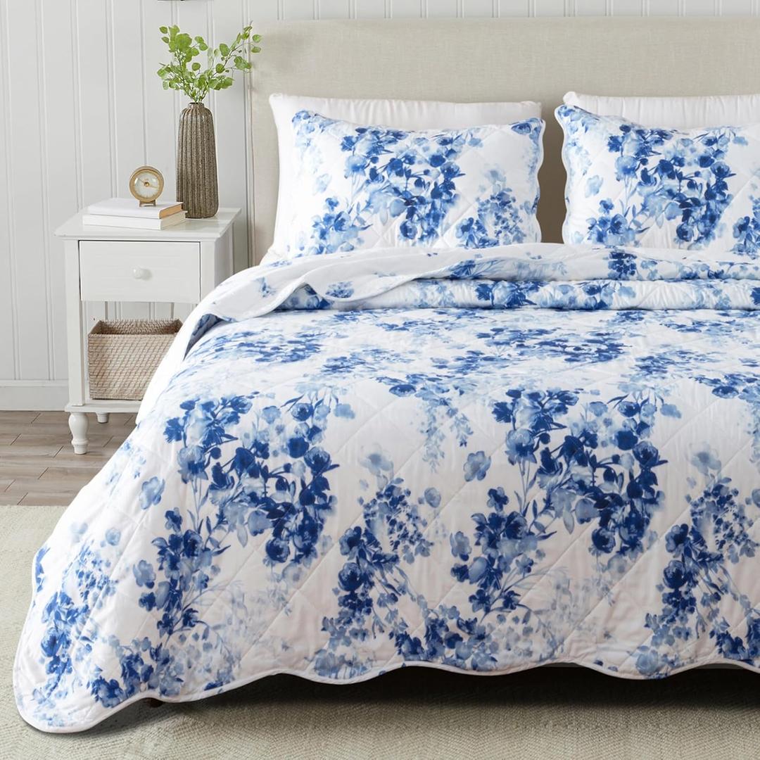 Great Bay Home Floral Full/Queen Quilt Set with Shams, Blue Floral Bedding Set, All-Season, Lightweight Bedspread. Reversible, Farmhouse Bedding. (Full/Queen, Jacqueline) (06 - Blue Watercolor)