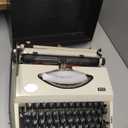 Manual Typewriter with Ribbon for Writers, Notes,Letters and Creative Writing, Fully Mechanical Retro Portable Typewriting Machine for Home and Office Vintage Decor, Classic Old Fashioned Collectible
