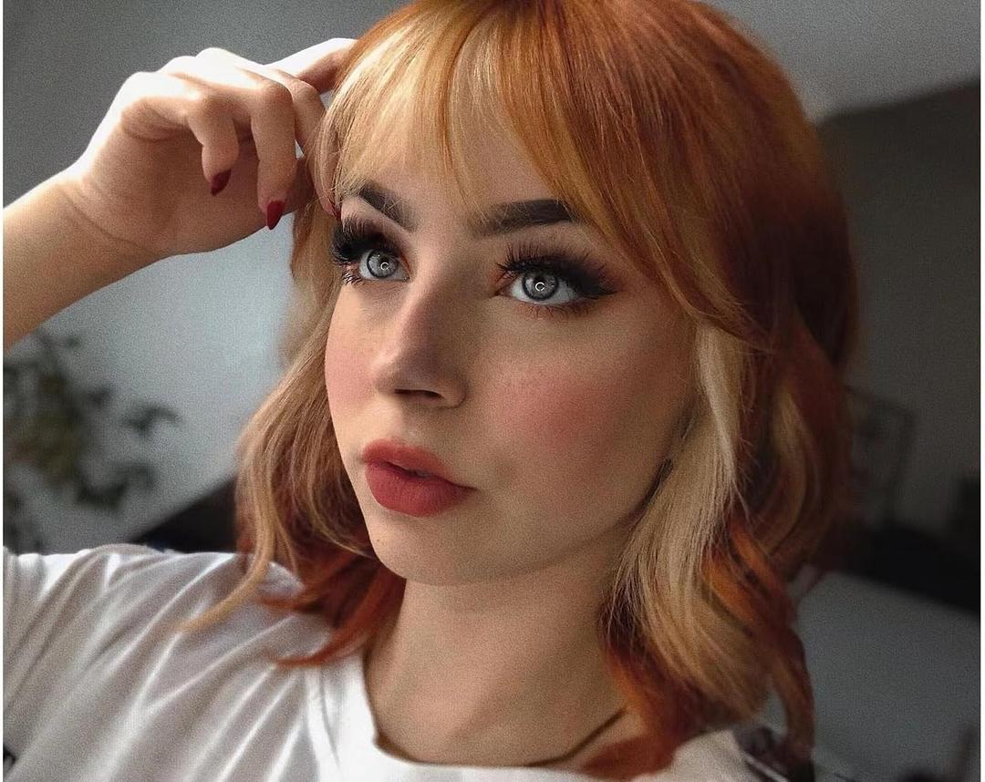 Short Wavy Curly Bob Wig with Bangs Ginger Brown Mixed 613 Blonde Highlights Color Glueless Heat Resistant Synthetic Wig Full Wig For Women Girls Fashion 14 Inch