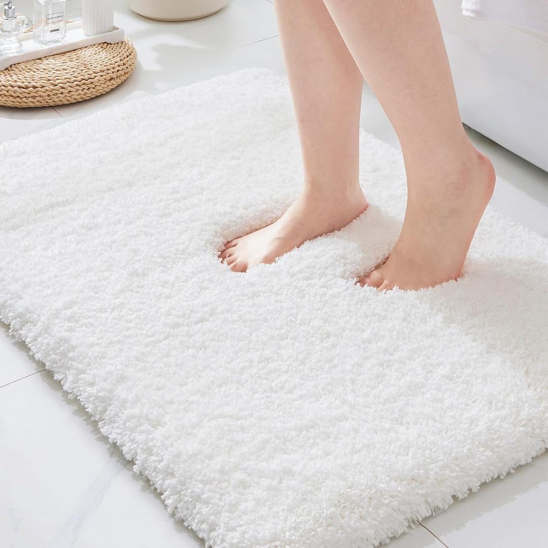 ILANGO White Christmas Bathroom Rugs 24"  17" Non Slip & Super Absorbent Extra Thick Soft, Washable Bath Mat for Floor, Non Shedding Microfiber Plush Shaggy Bath Rug for Bathtub Shower Room Sink
