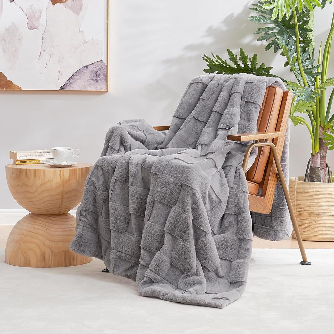 Cozy Bliss Checkered Faux Rabbit Fur Grey Throw Blanket, Soft Fuzzy Fluffy Minky Furry Blankets for Couch, Bed (50 * 60 Inches Light Grey)