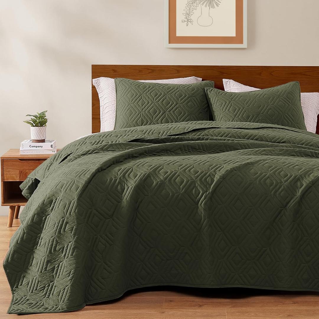 WRENSONGE Queen Quilt-3 Pieces Geometric Olive Green Bedspreads Queen Size Quilt Bedding Set for All Seasons, Soft Summer Coverlet with 2 Pillow Shams Suitable for Bed, Couch, Quilted Blanket (Full/Queen (90"x 94"))