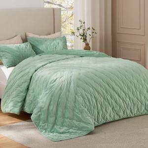 Bedsure Velvet Fleece Comforter Set Queen, Sage Green Lightweight Quilted Bedding Set, Soft Warm Blanket for All Season, 3 Pieces, 1 Comforter (90" x 90") and 2 Pillow Shams (20" x 26")