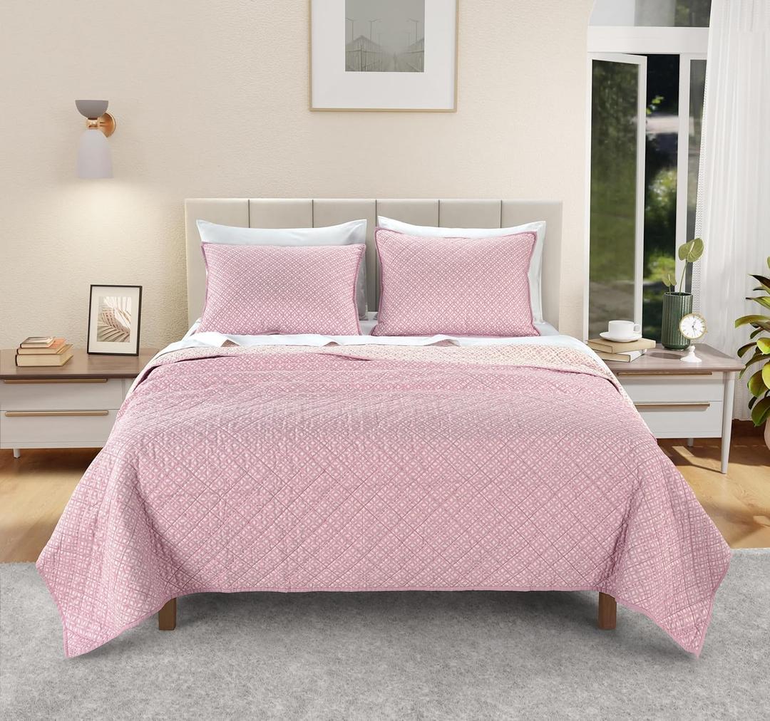 Izod 100% Cotton Percale Pre-Washed Quilt Set, Ultra-Soft & Reversible Bedding, Full/Queen Sheet Set, Wrinkle-Resistant 3-Pc Cotton Bedspread w/Matching Shams, All-Season Comfort - Pink Mosaic | Pre-Washed, Ultra-Soft, Reversible Bedding, Sheet Set, Wrinkle-Resistant, Bedspread with Matching Shams, All-Season Comfort