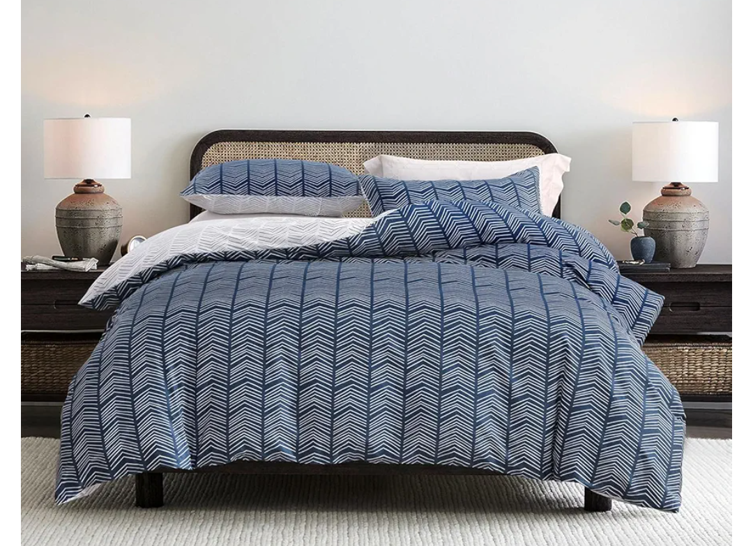 SLEEPBELLA Navy and White Duvet Cover Set, 100% Cotton Bedding, Chevron Geometric Pattern, with Button Closure (3pcs, Queen Size)