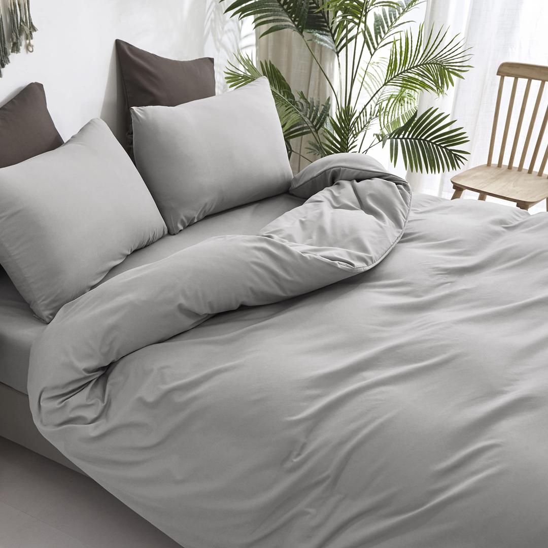 Grey Queen Comforter With Pillow Cases.