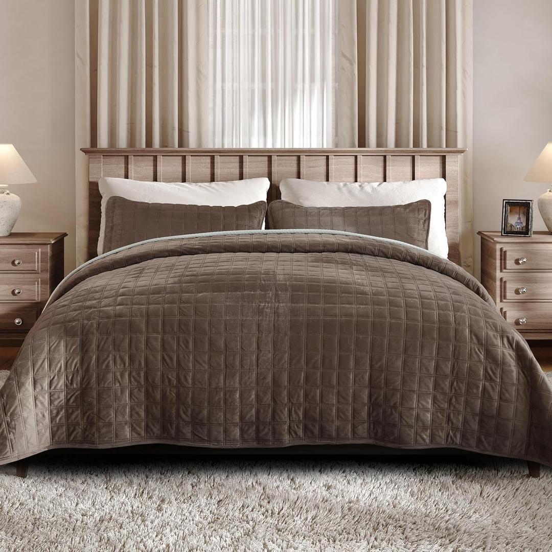 Fleeco 108'' x 96'' Velvet Quilt Set King Size, Luxury Velvet Comforter Bedding Set Oversized Bedspread with 2 Matching Shams, for All Seasons Brown