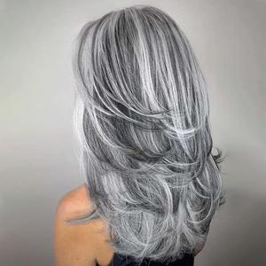 XIUFAXIRUSI XIUFAXIRUSI Long Layered Wavy Wig Synthetic Natural Hair Wig Grey Highlight Silver Wavy Wigs for Women for Daily Party Use (Gray)