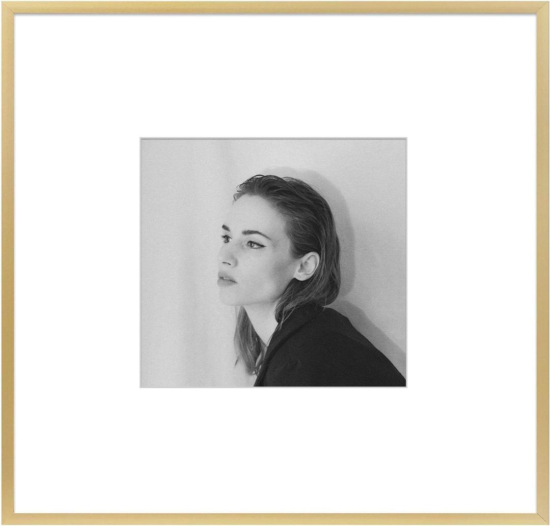 Golden State Art - 8x8 Aluminum Picture Frame - with Mat for 4x4 Photo or Without Mat for 8 x 8 Photo - Real Glass Cover - Simple and Elegant Decor for Wall Mounting - 1 Pack - Gold