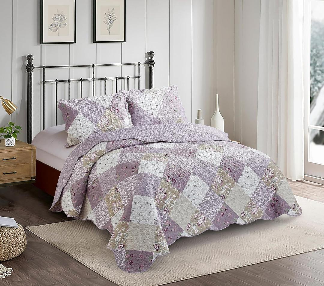 Brilliant Sunshine Lilac and Beige Rose Patchwork, 3-Piece Quilt Set with 2 Shams, Reversible Bedspread, Soft Lightweight Coverlet, All-Season, Full/Queen, Lilac