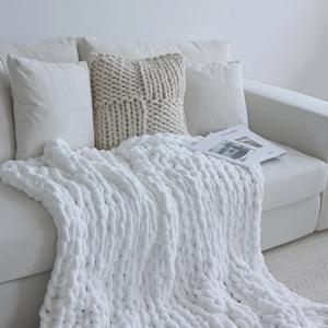 Maetoow Chenille Chunky Knit Blanket Throw 40x50 Inch, Handmade Warm & Cozy Blanket Couch, Bed, Home Decor, Soft Breathable Fleece Banket, Christmas Thick and Giant Yarn Throws, White