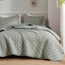 Madison Park Vintage Floral Quilt Set King Size, Reversible Bedding & Lightweight Bedspread Set, Traditional Block Print Coverlets with Ruffled Edge, 3-Piece with 2 Shams, Blue