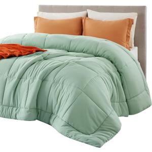 Bedsure Comforter Duvet Insert - Quilted Comforters Queen Size, All Season Duvet, GentleSoft Down Alternative Bedding, with 8 Tabs, Gifts for Women/Men, Sage Green, Queen 88 x 88 Inches