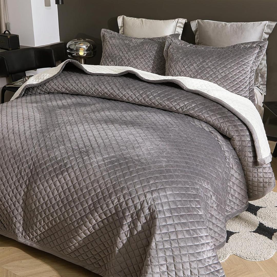 tohrisa King Size Velvet Quilt Set, Ultra Soft 3 Pieces Bedding with 2 Pillow Shams, Lightweight All Seasons Reversible Coverlet Bedspread with Plaid Quilting, Grey/White 108x96 Inches, KING/CAL.KING