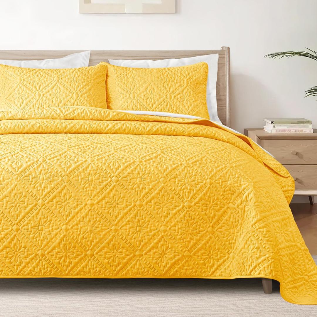 Exclusivo Mezcla Queen Quilt Bedding Set, Lightweight Soft Bedspreads Coverlets with 2 Pillow Shams, Modern Bright Yellow Quilts Queen Full Size for All Seasons