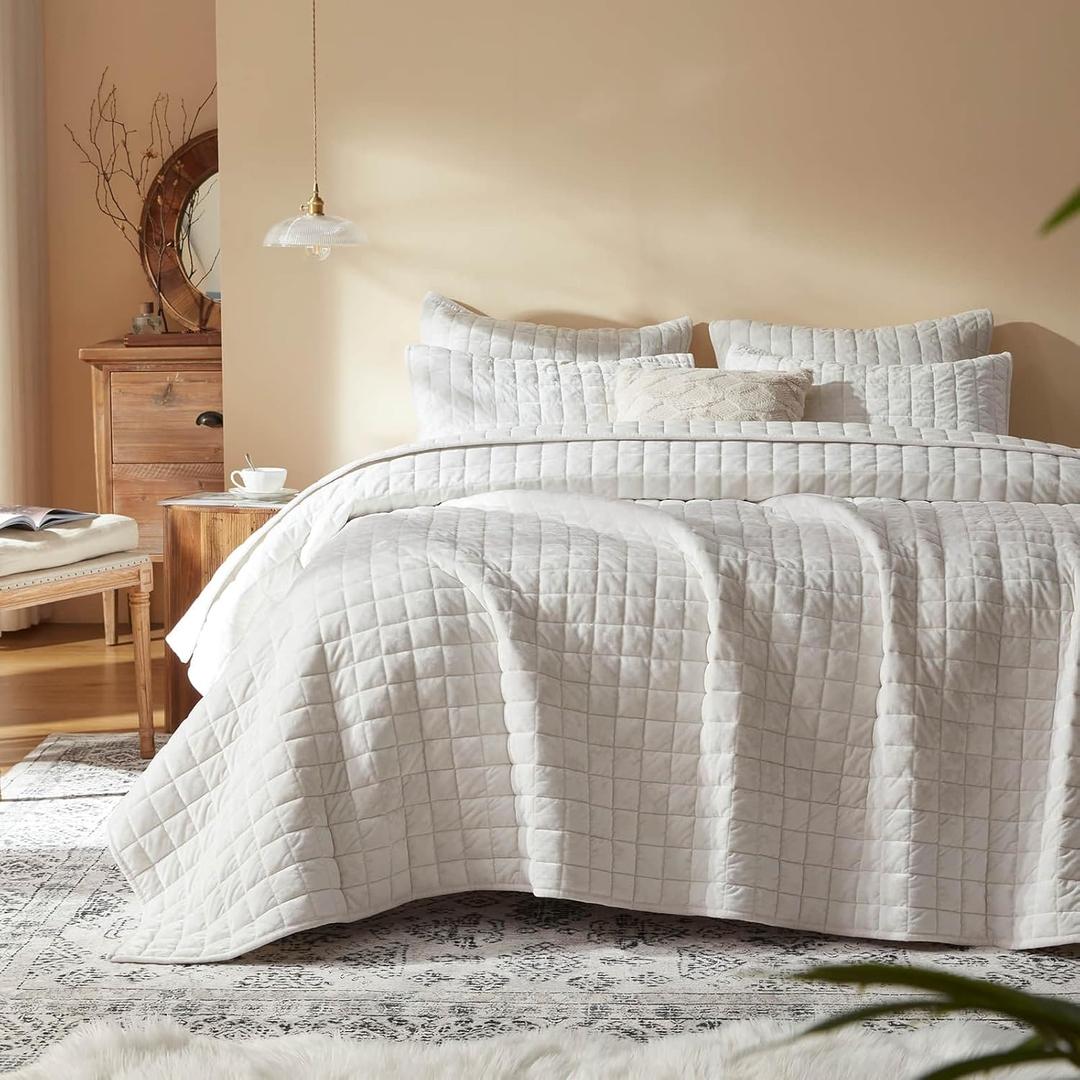 LEAONME Velvet Quilt Oversized California King-120''x120'', Lightweight White Velvet Comforter Set with 2 Pillow Shams, Oversized Bedspread Coverlet Quilted Bedding Set for All Season