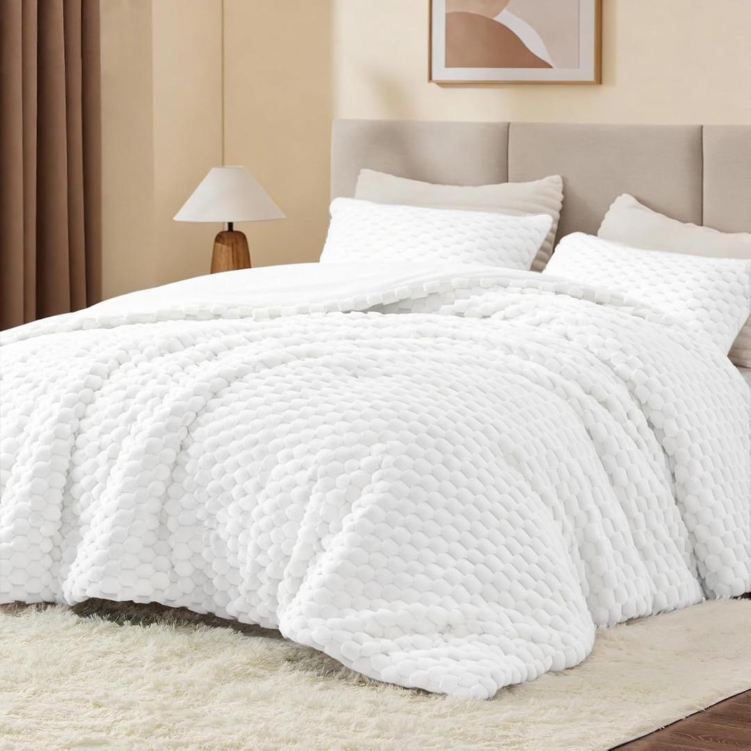BEDELITE Fluffy Queen Comforter Set - Bright White Fleece Soft Comforter for Queen Size Bed, Luxury Warm Bedding Set for Winter, Fuzzy Bed Set 3 Pieces (1 Comforter, 2 Pillowcases)